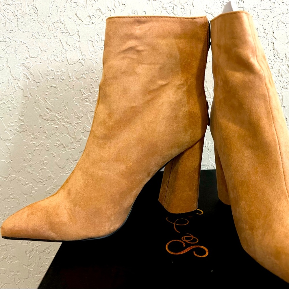 Size 9 close toe Carmel booties